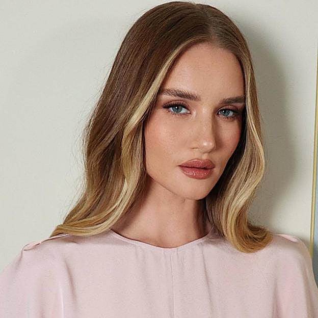 Rosie Huntington-Whiteley con maquillaje de ojos natural que rejuvenece