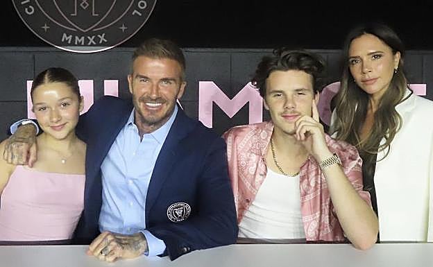 Los Beckham que aún comparten mansión londinense y ático en Miami, en la presentación oficial de temporada del Inter de Miami: David y Victoria con sus hijos pequeños, Harper Seven y Cruz: 