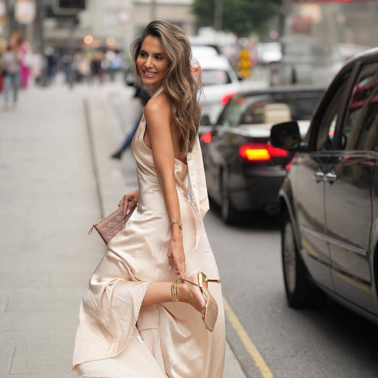 La influencer lleva un look con sandalias doradas