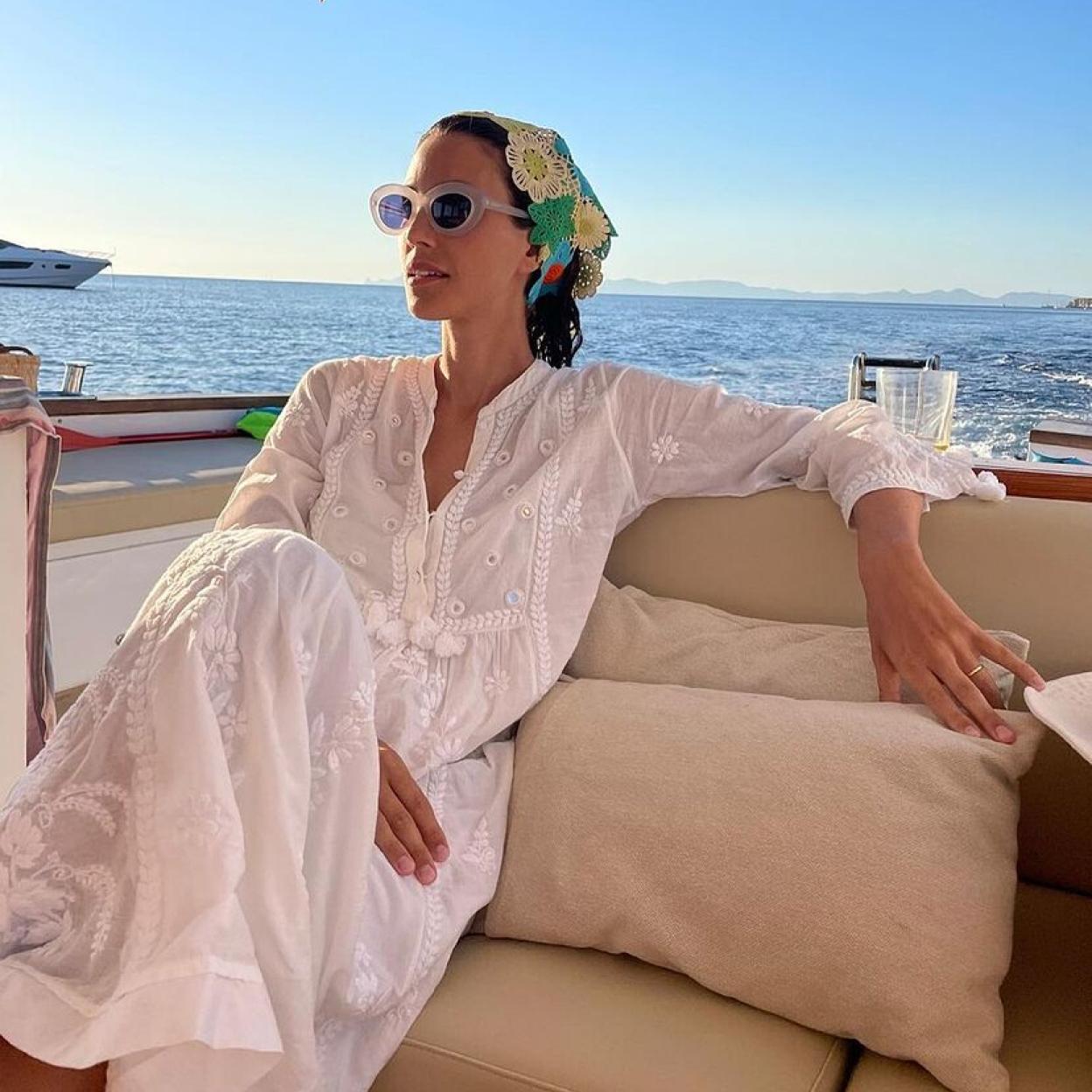 Sassa de Osma tiene todos los secretos de estilo para que triunfes este verano con tus looks de vacaciones en la playa.