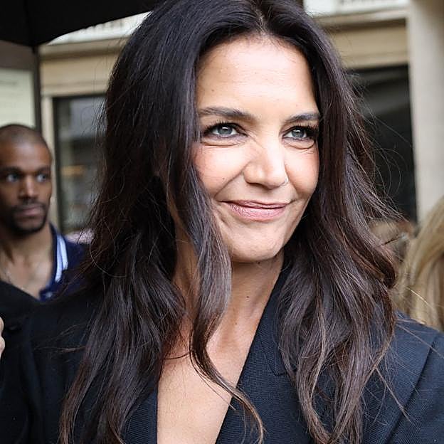 Katie Holmes tiene el párpado caído.