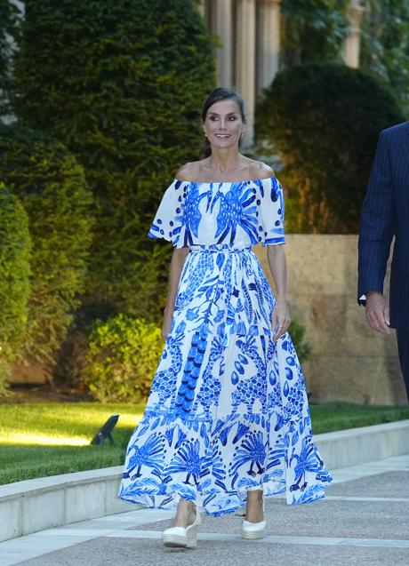 Imagen - Letizia acudió a la recepción de cada verano en Marivent con un look imbatible: un vestido de flores con los hombros al aire que causó sensación. (FOTO: LIMITED PICTURES)
