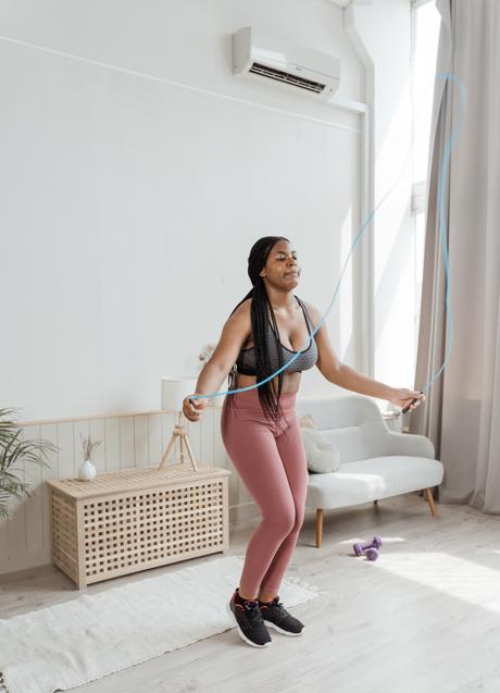 Imagen - Mujer saltando la cuerda/PEXELS