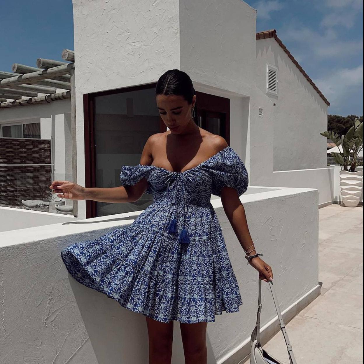 La influencer lleva un vestido corto de verano que rejuvenece