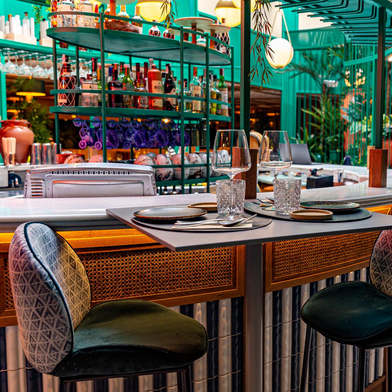 Uno de los restaurantes que permanecen abiertos este agosto en Madrid es Papúa Colón.