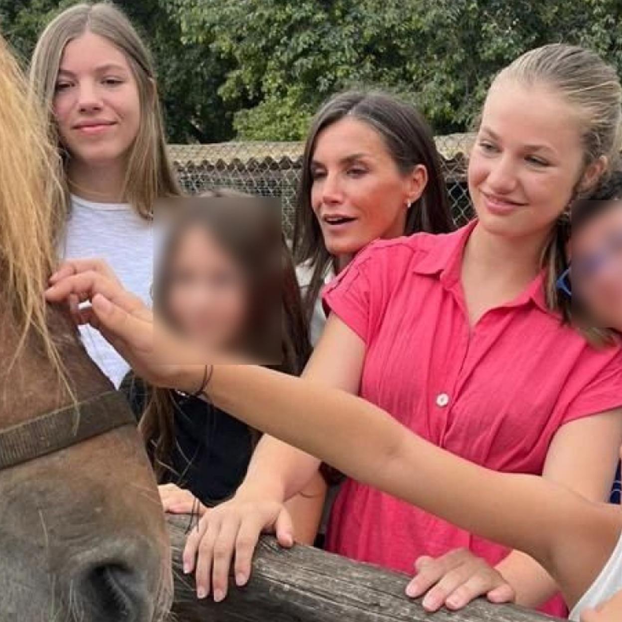 La princeas Leonor durante un momento de la visita a la granja escuela. 