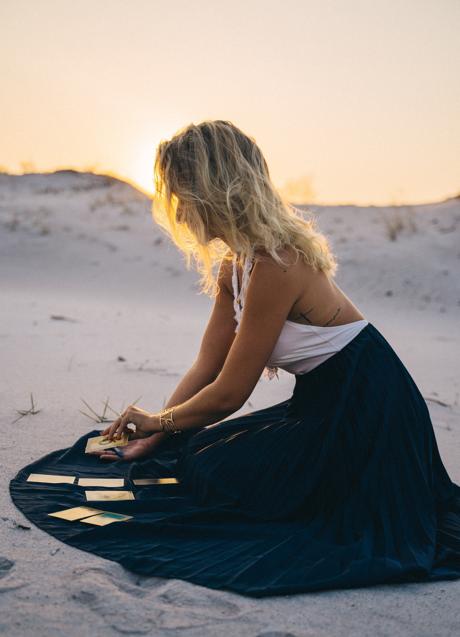 Imagen - Mujer con cartas del Tarot/PEXELS