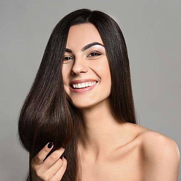 Mujer con pelo liso y suave por keratina