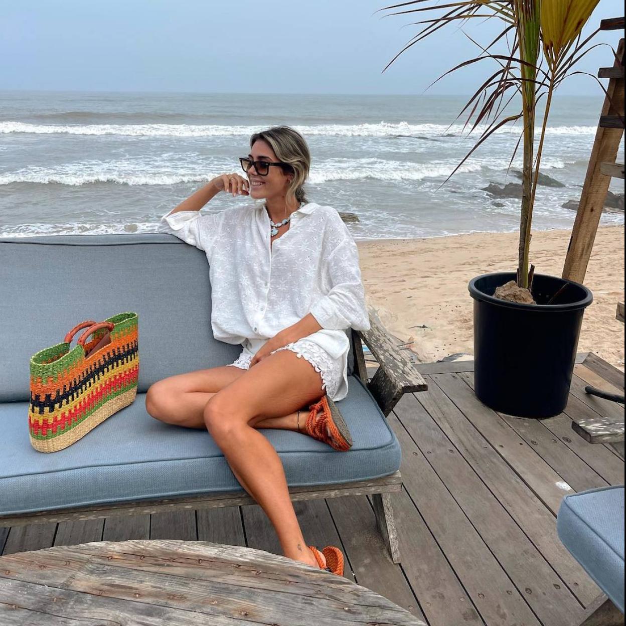 Influencer con las sandalias cómodas más virales de Instagram