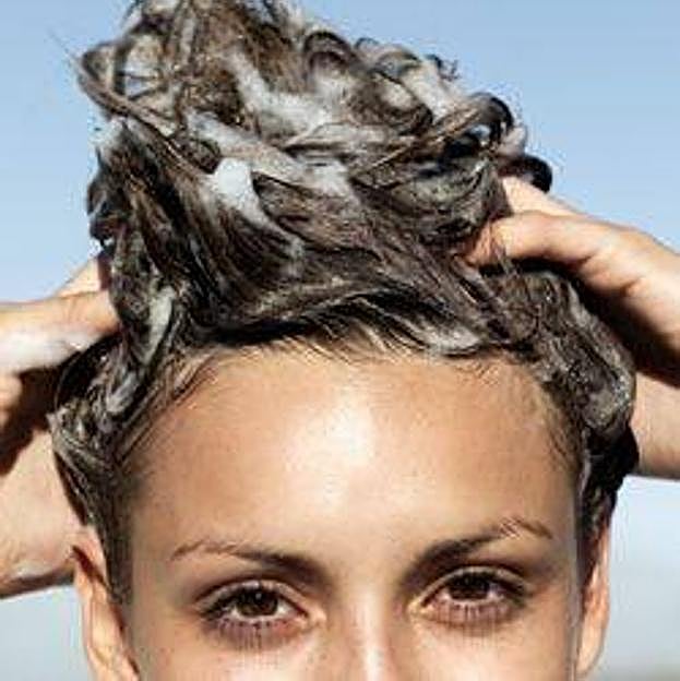 Mujer lavándose la cabeza