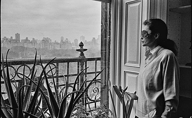 Yoko Ono en su apartamento del edificio Dakota tras la muerte de John Lennon.