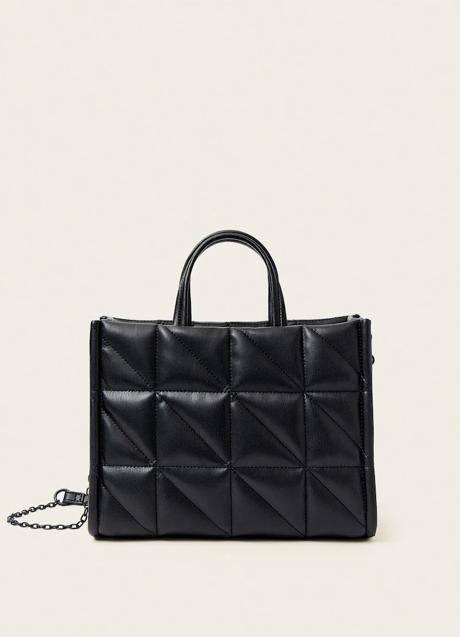 Imagen - Bolso acolchado de color negro de Stradivarius (22,99 euros)