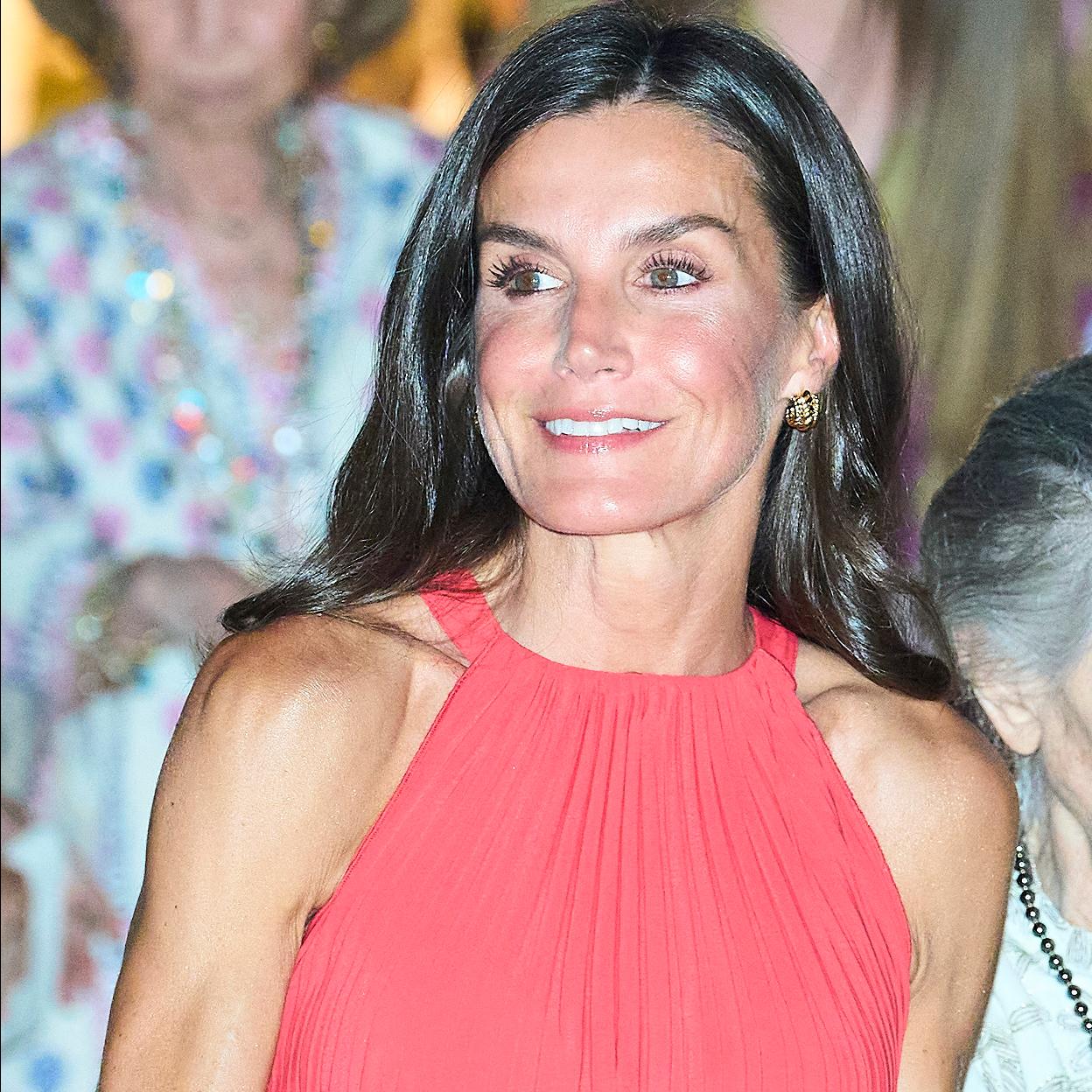 La reina Letizia sale a cenar en Palma con un vestido rojo.