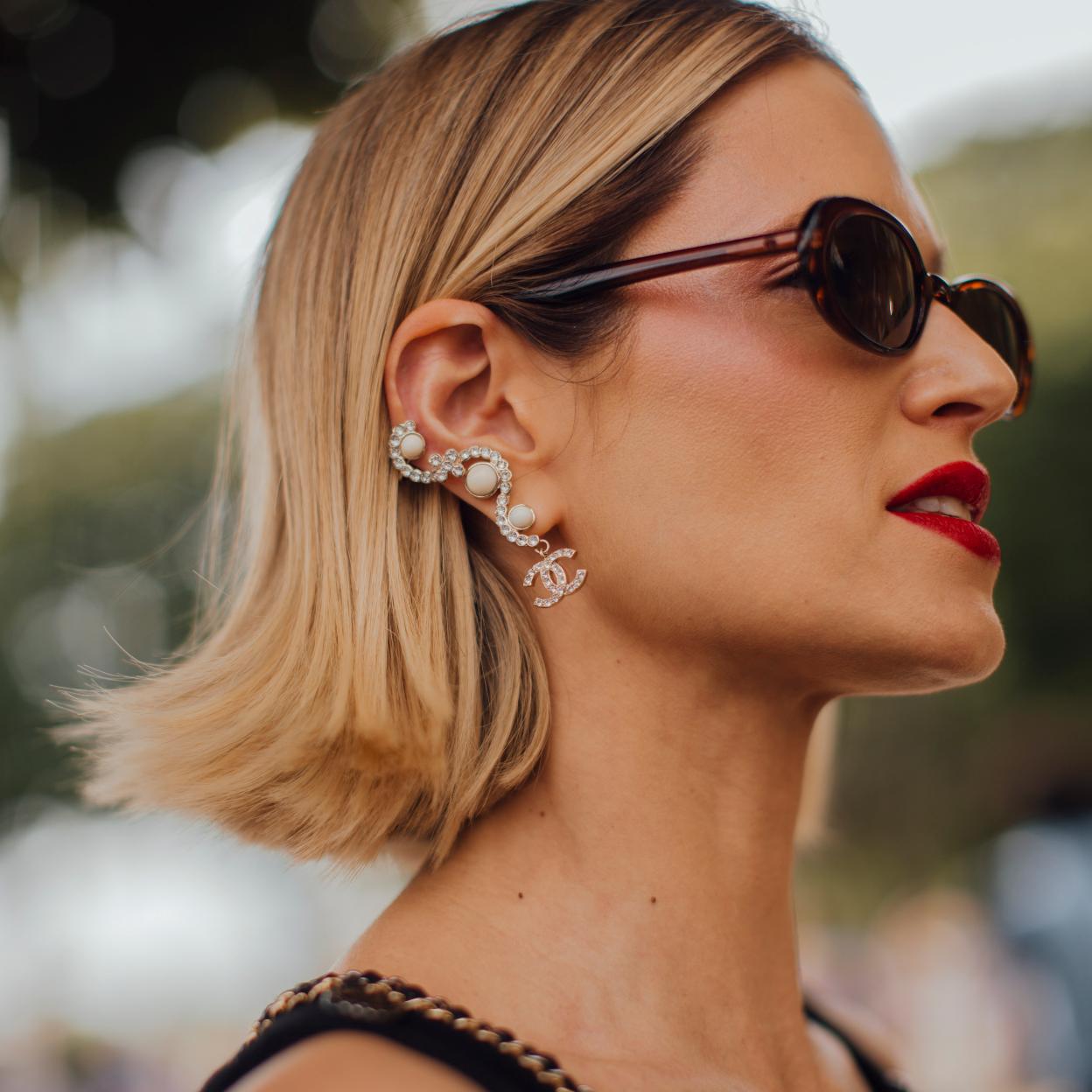 Una modelo con la piel maquillada.