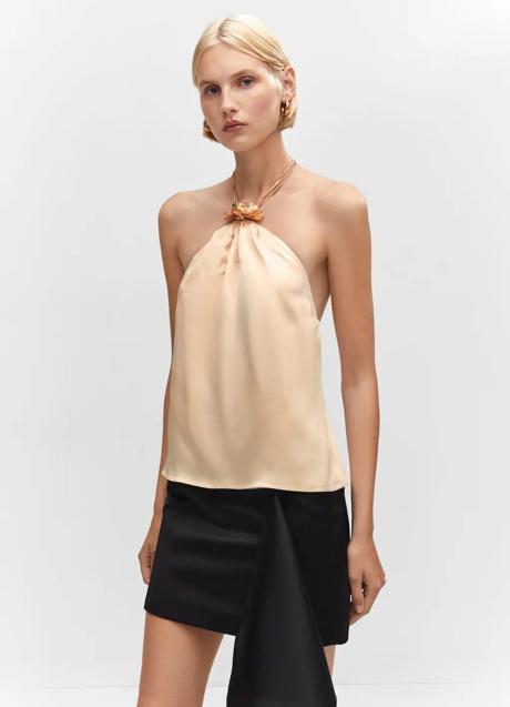 Imagen - Blusa satinada con flor 3D