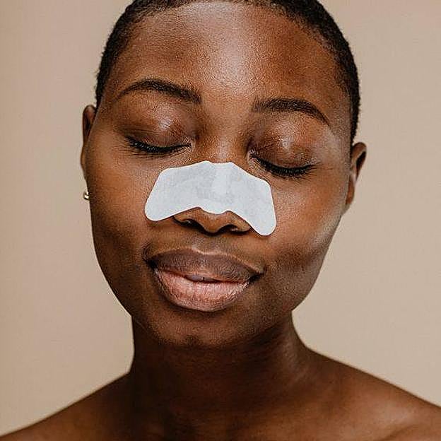 Mujer con tira para puntos negros en la nariz