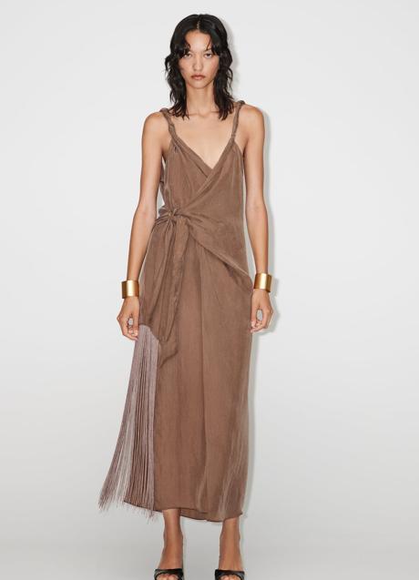 Imagen - Vestido pareo con flecos de Zara. Foto: Zara.