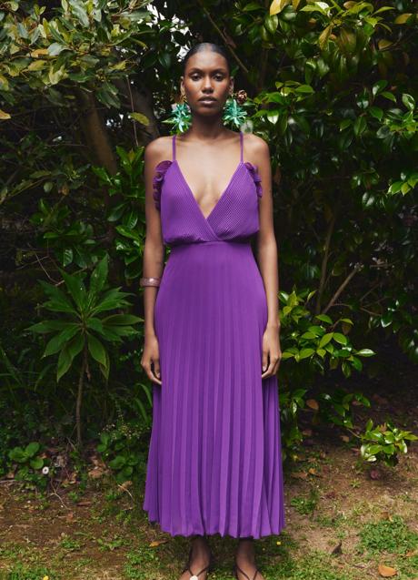 Imagen - Vestido plisado con escote en pico de Zara. Foto: Zara.