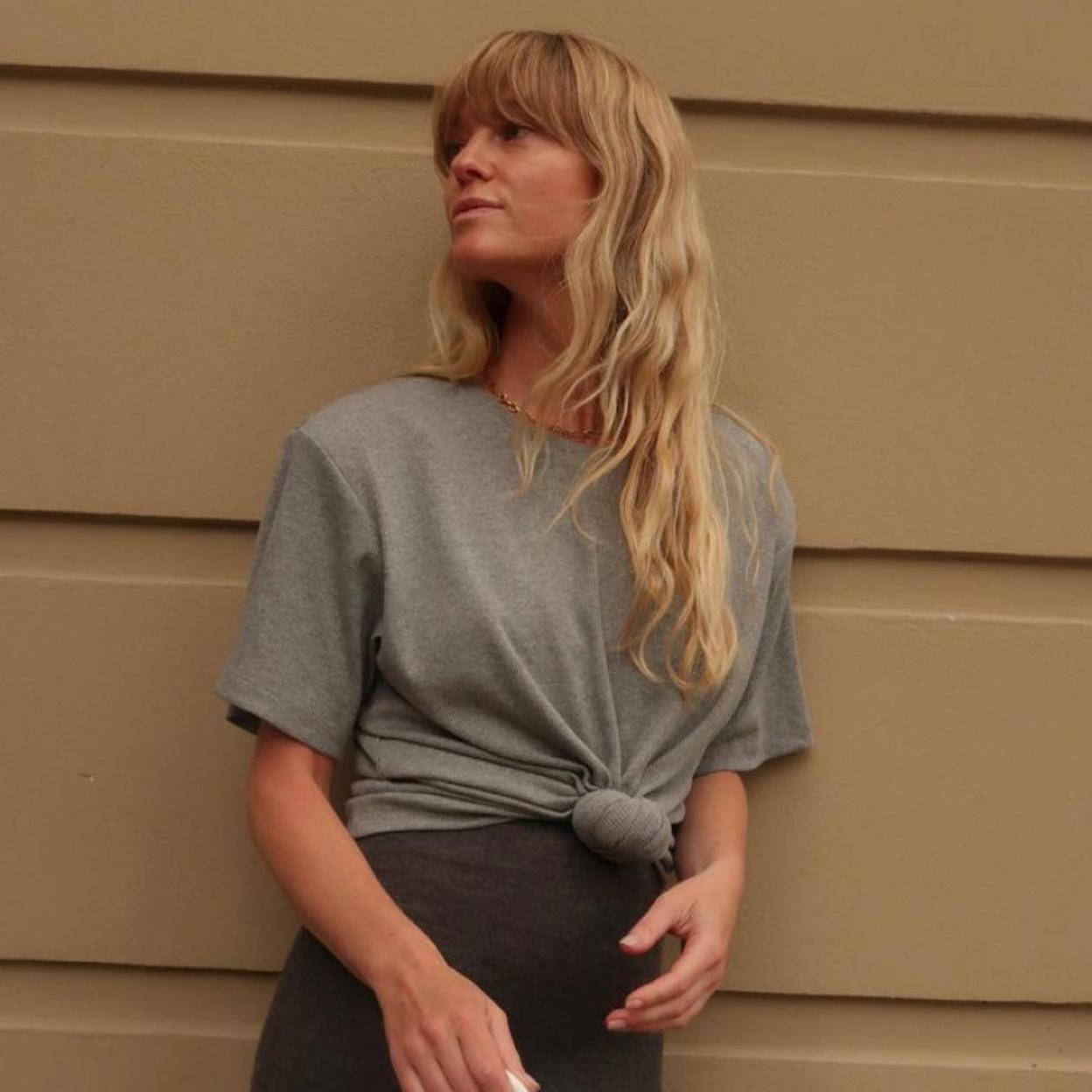 Una mujer con el pelo hidratado.