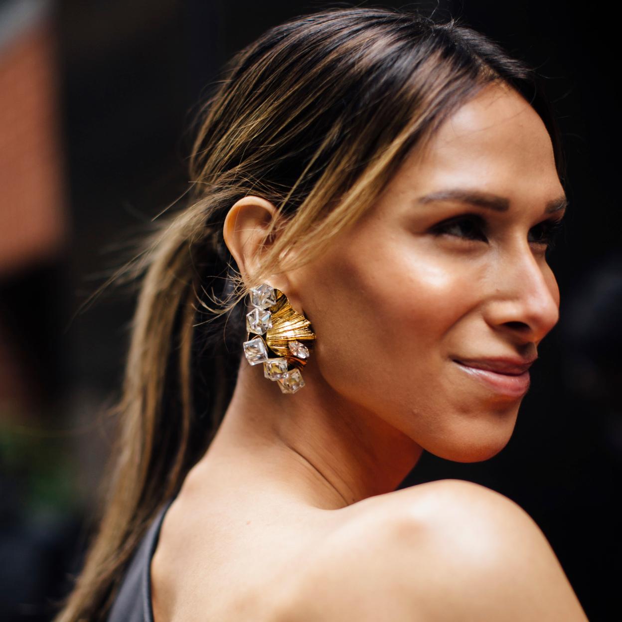 Una mujer con los labios hidratados.