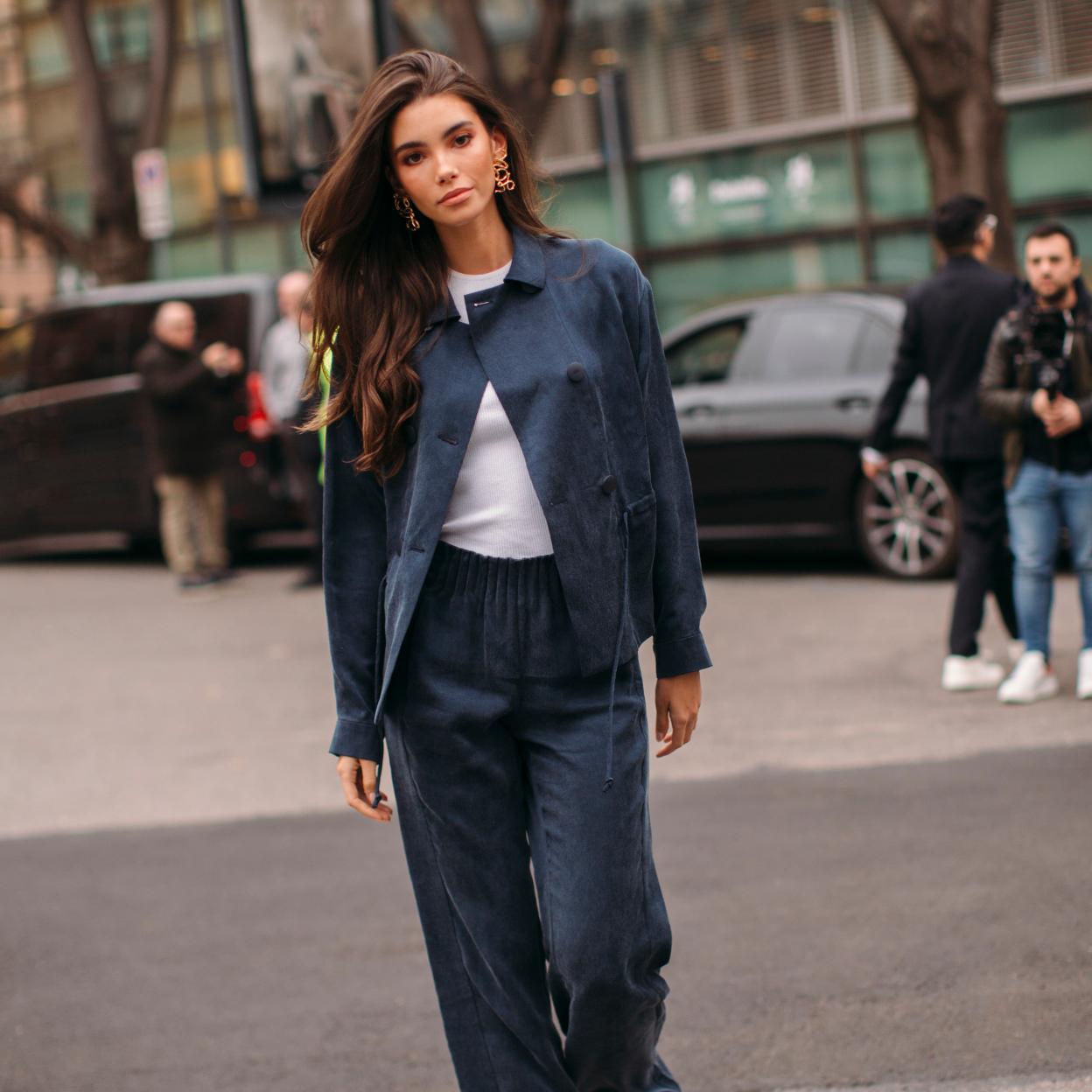 Una mujer con pantalones de vestir.