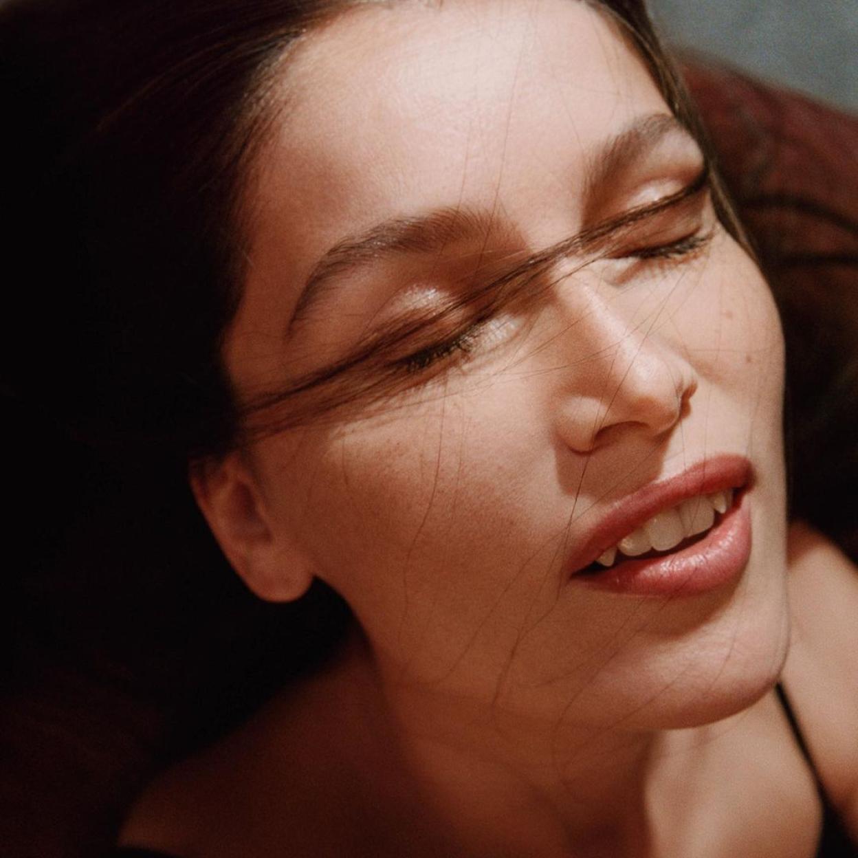 Laetitia Casta con piel perfecta