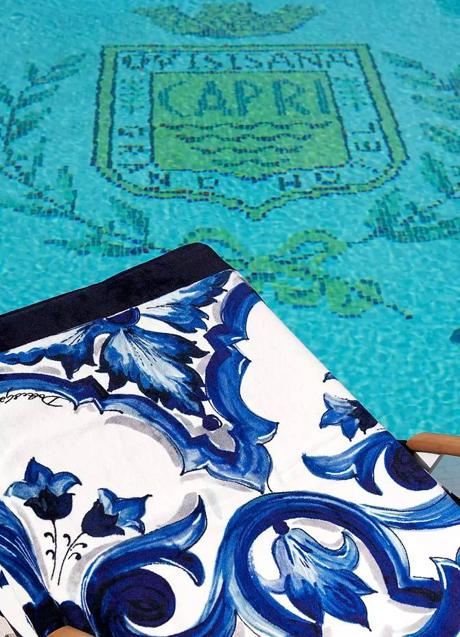 Imagen - El estapmpado Blue Mediterráneo en una tumbona del resort que ha transformado Dolce & Gabbana en Capri.