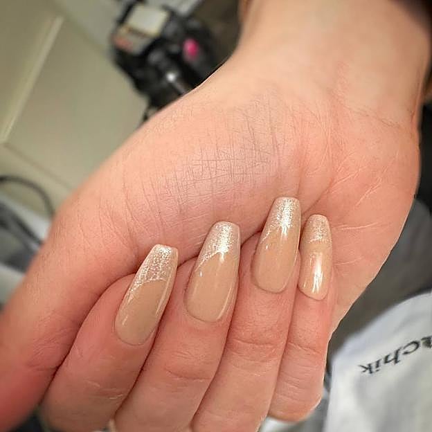 Uñas rich girl versión manicura francesa