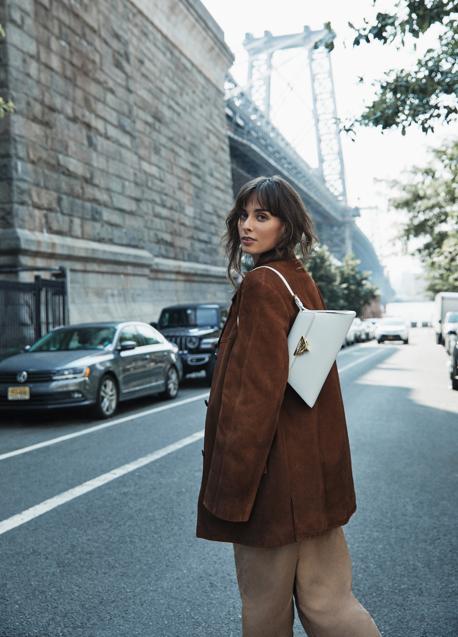 Imagen - Sophie Auster lleva abrigo, pantalones y bolso de Prada. Fotografía: Fernando Sippel / Estilismo: Inés Itsaso