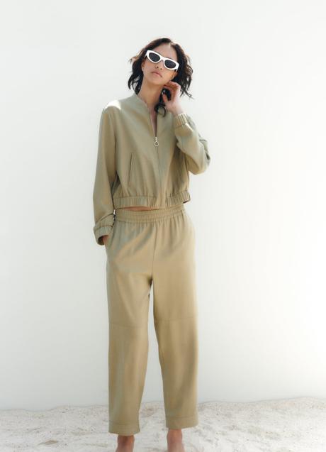Imagen - Chaqueta bomber en color verde de Zara. Foto: Zara.