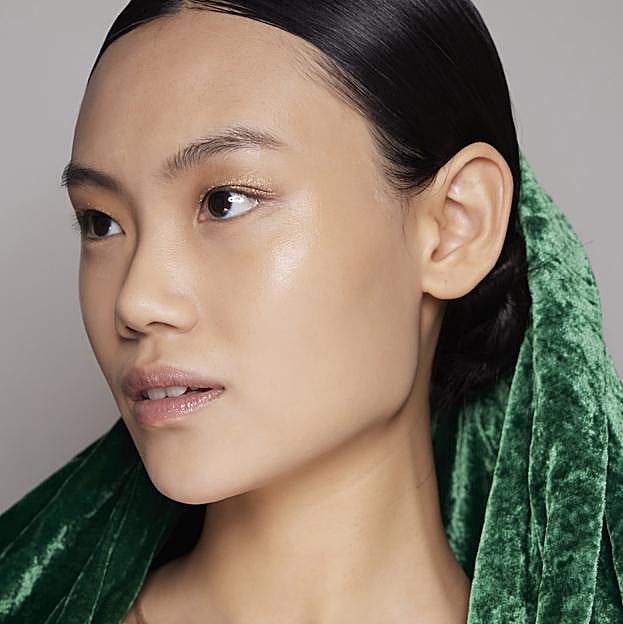 Cremas con ácido hialurónico que recomiendan los dermatólogos: son ligeras, hidratan y corrigen los signos de la edad