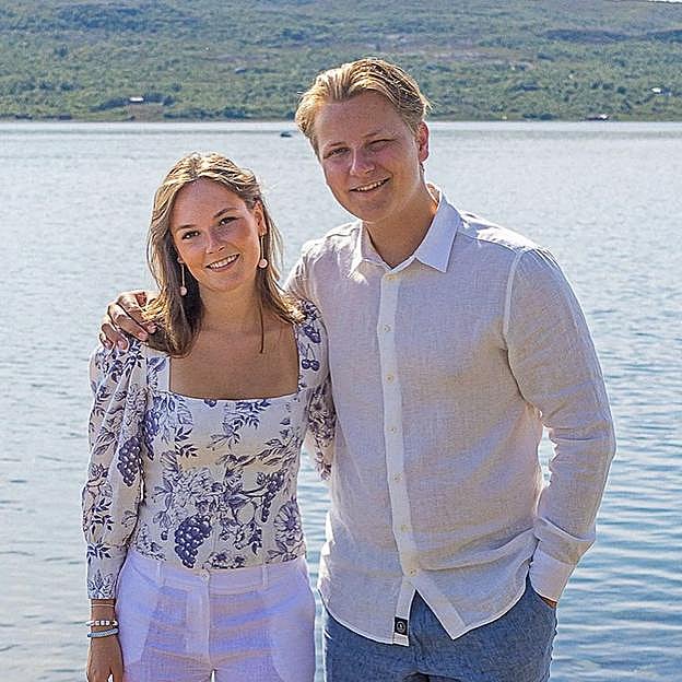 Ingrid de Noruega, la princesa heredera al trono del país nórdico, junto a su hermano, Magnus. 