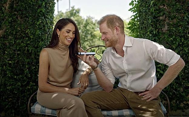 La última aparición de los duques de Sussex en un vídeo publicado en el perfil de Instagram de la Fundación Archewell: vestidos a juego en la gsma cromática del color beis. 