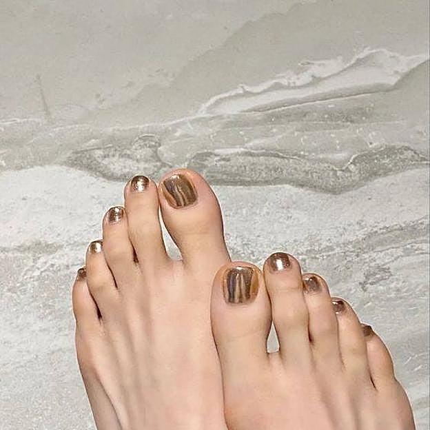 Pedicura de boda para novias en dorado tendencia