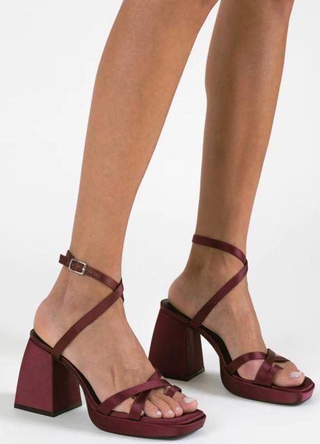 Imagen - Sandalias altas de satén de MIM shoes, 49,20 euros.