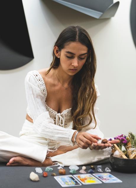 Imagen - Mujer con cartas del Tarot/PEXELS