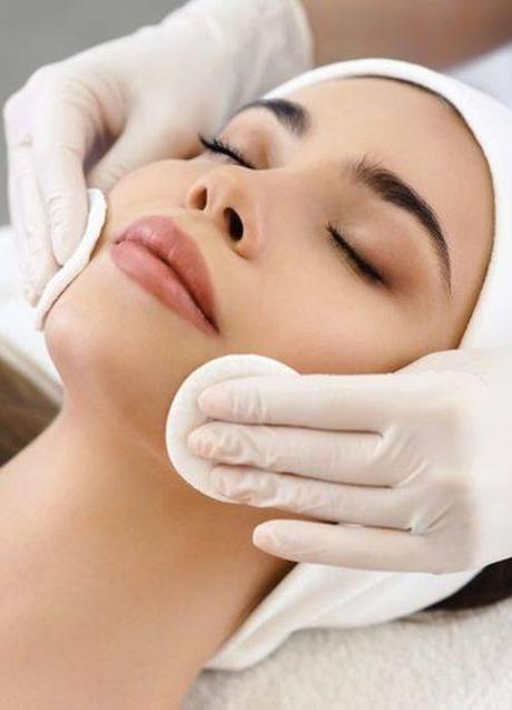 Imagen - Profesional realizando peeling facial