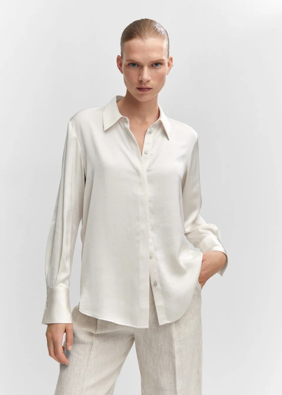 Imagen - Camisa blanca satinada de Mango.