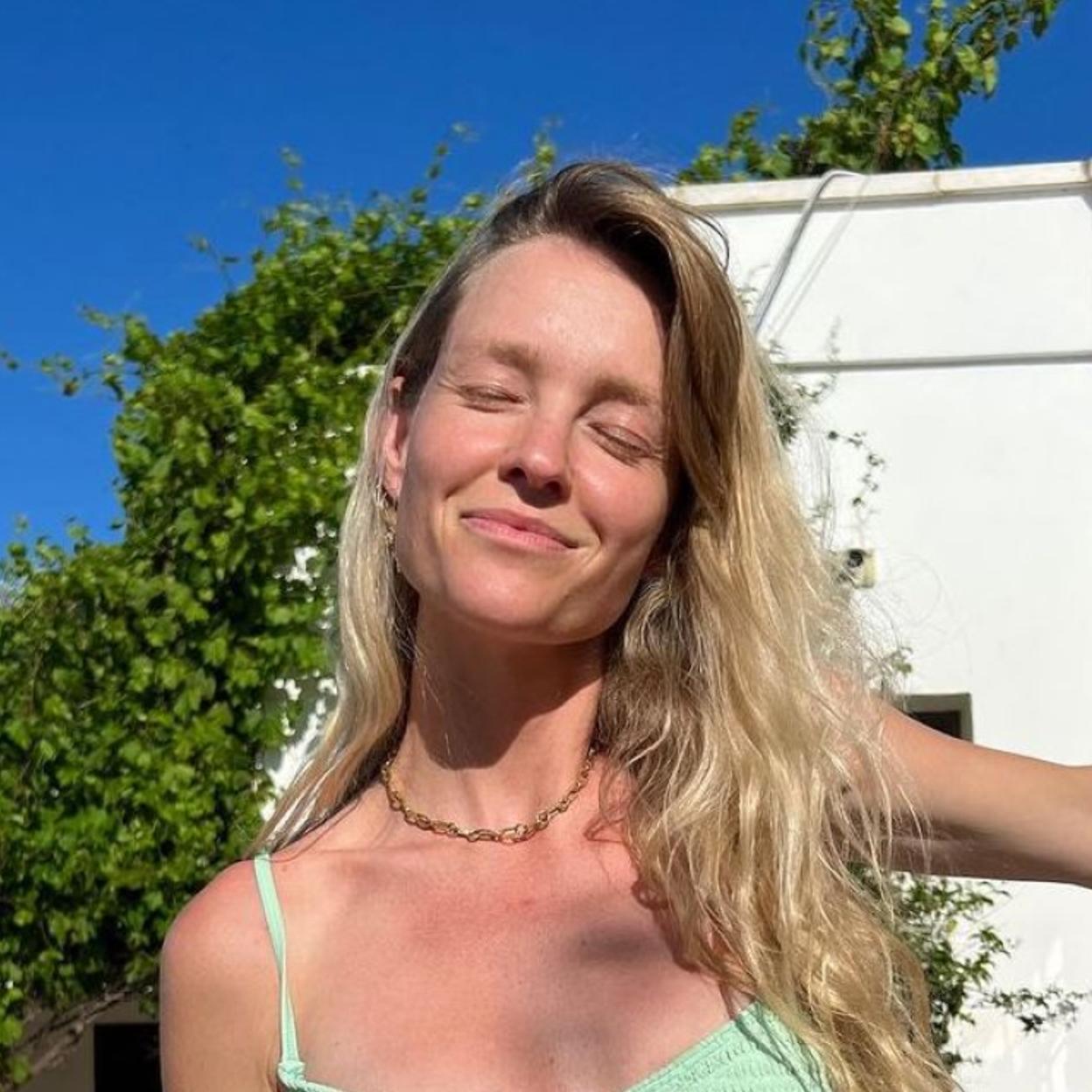 Una mujer con las mejillas en tonos corales.