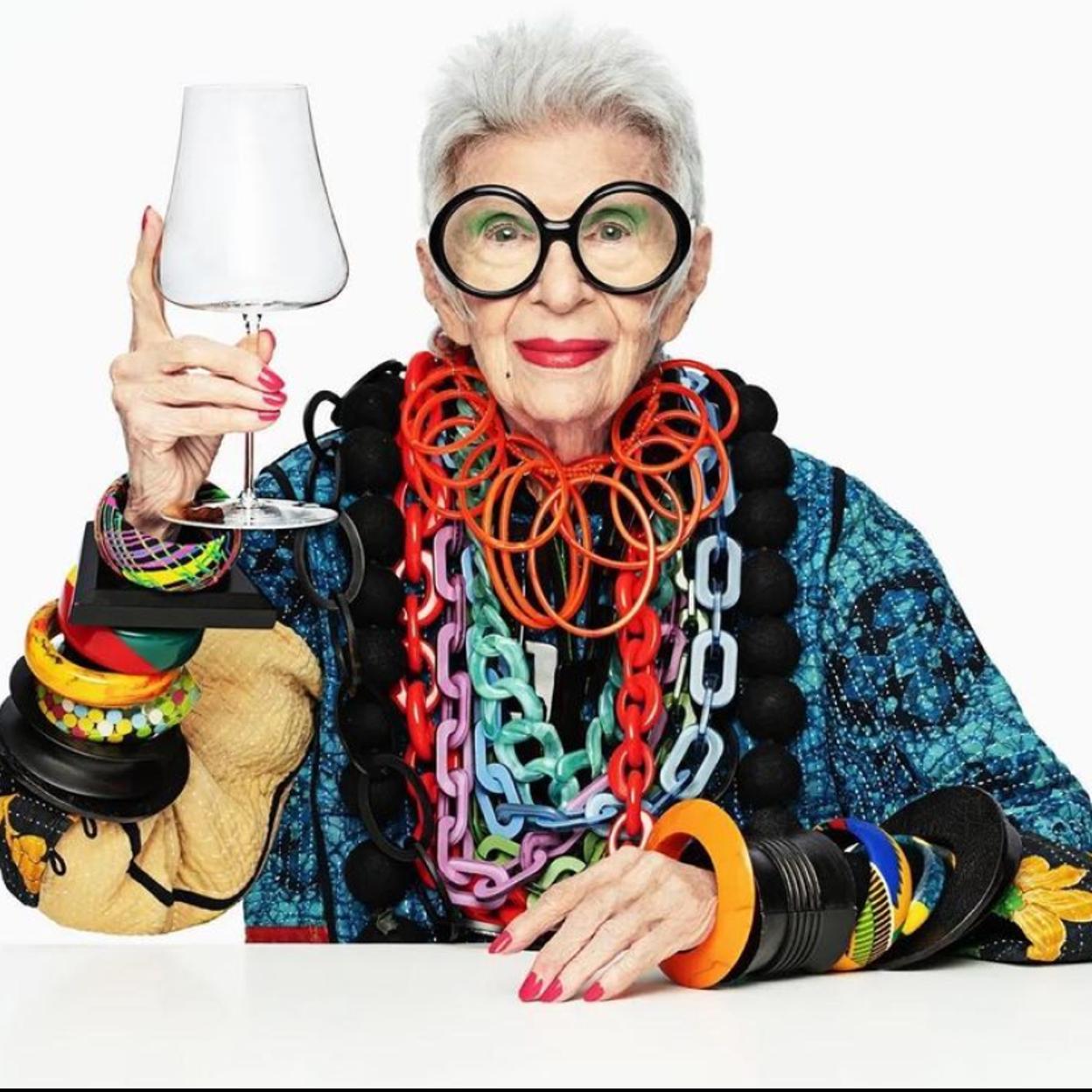 A sus 102 años Iris Apfel sigue siendo un icono. 