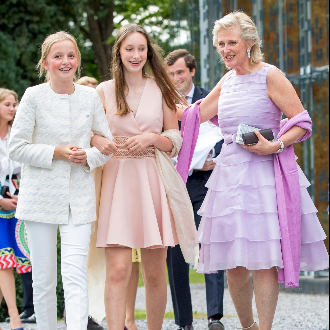 María Leticia de Bélgica junto a su madre la princesa Astrid. /