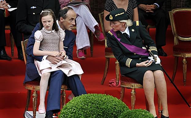 María Leticia de Bélgica junto a sus padres. /