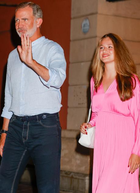 Imagen - Leonor decidió acudir a ver 'Barbie' vestida con el preceptivo rosa, mientras que el rey sorprendió con unos vaqueros. (FOTO: GTRES)