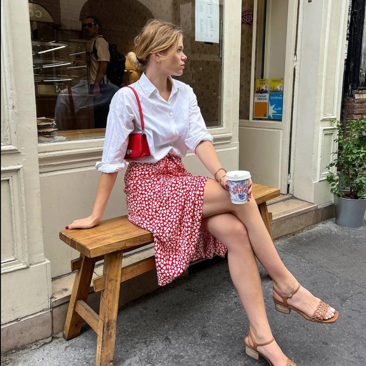 La influencer francesa lleva un look de estilo parisino