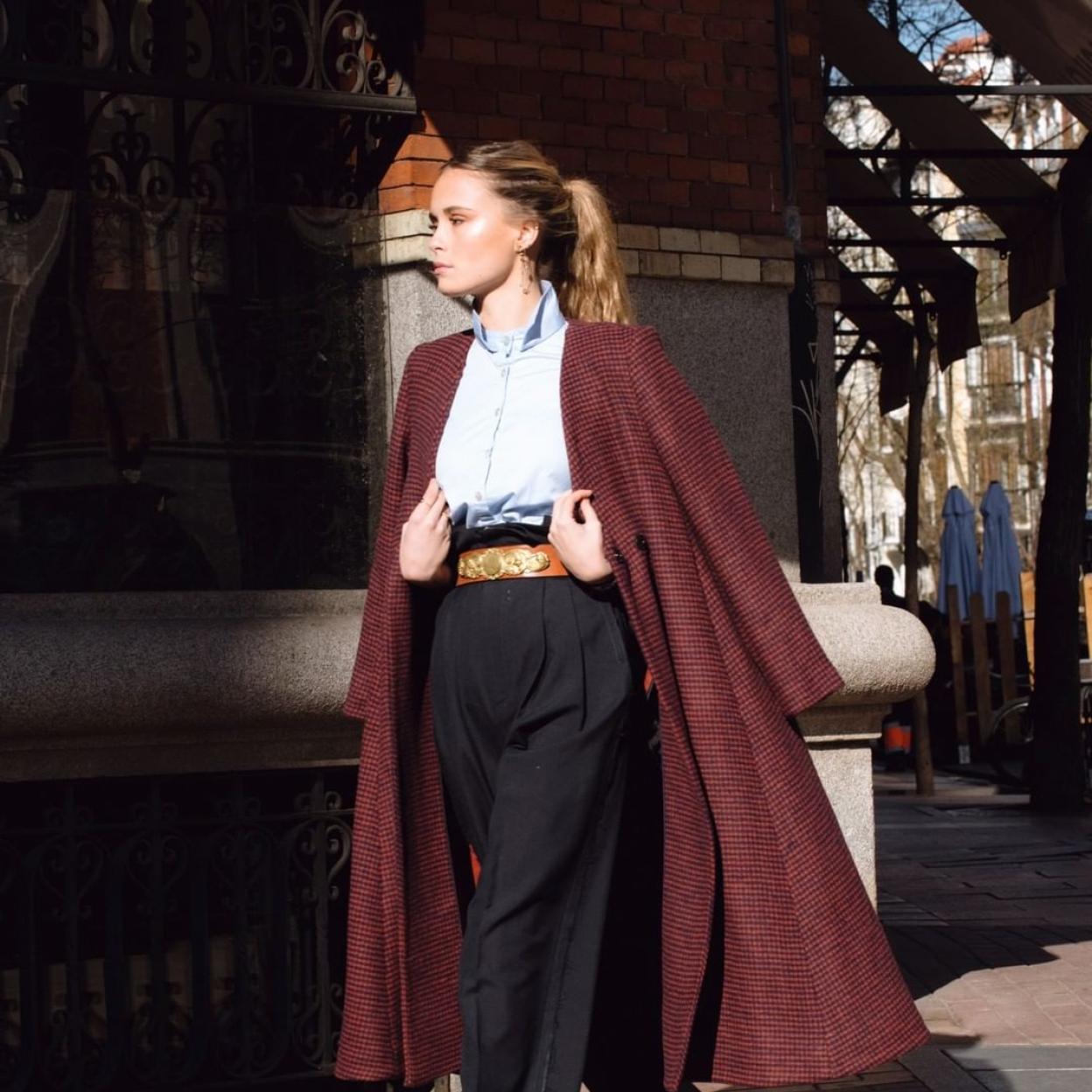 Una mujer con abrigo de IQ Collection.