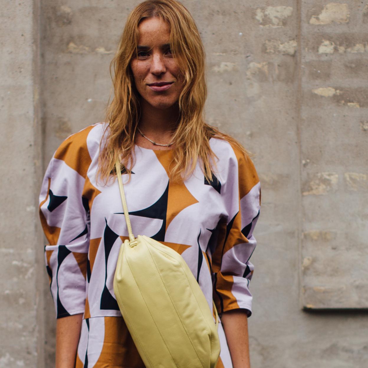 Una mujer con ondas Scandi en la Semana de la Moda de Copenghague.