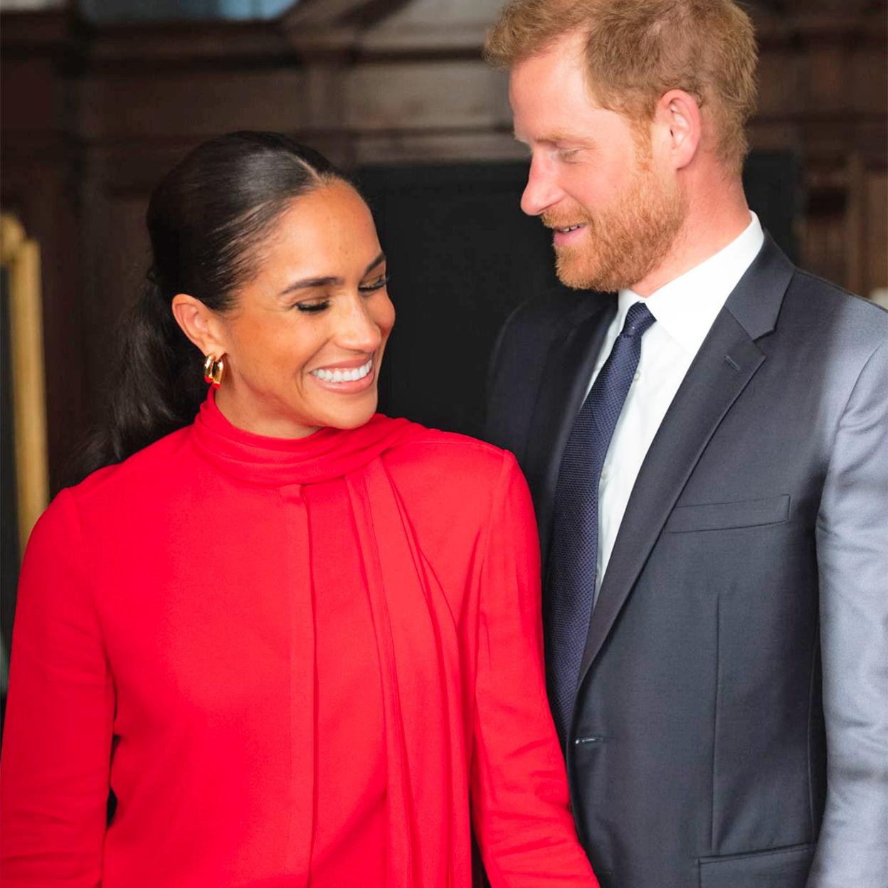 Harry y Meghan de Sussex en un retrato oficial de su fundación Archewlell..