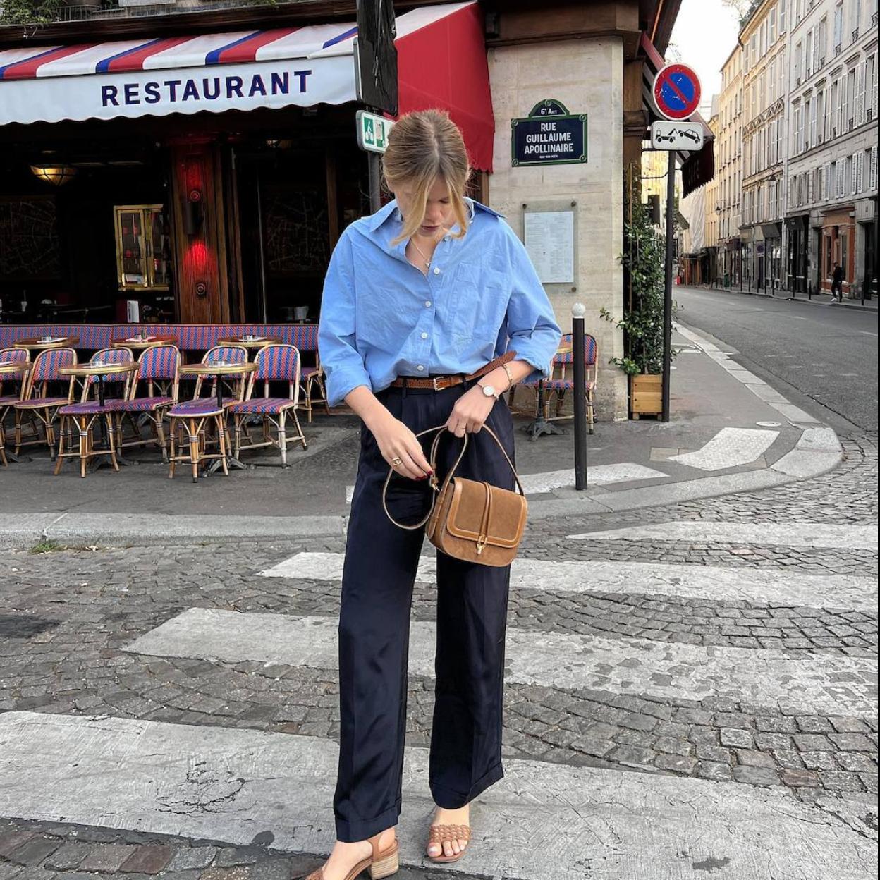 La influencer lleva un look con camisa azul