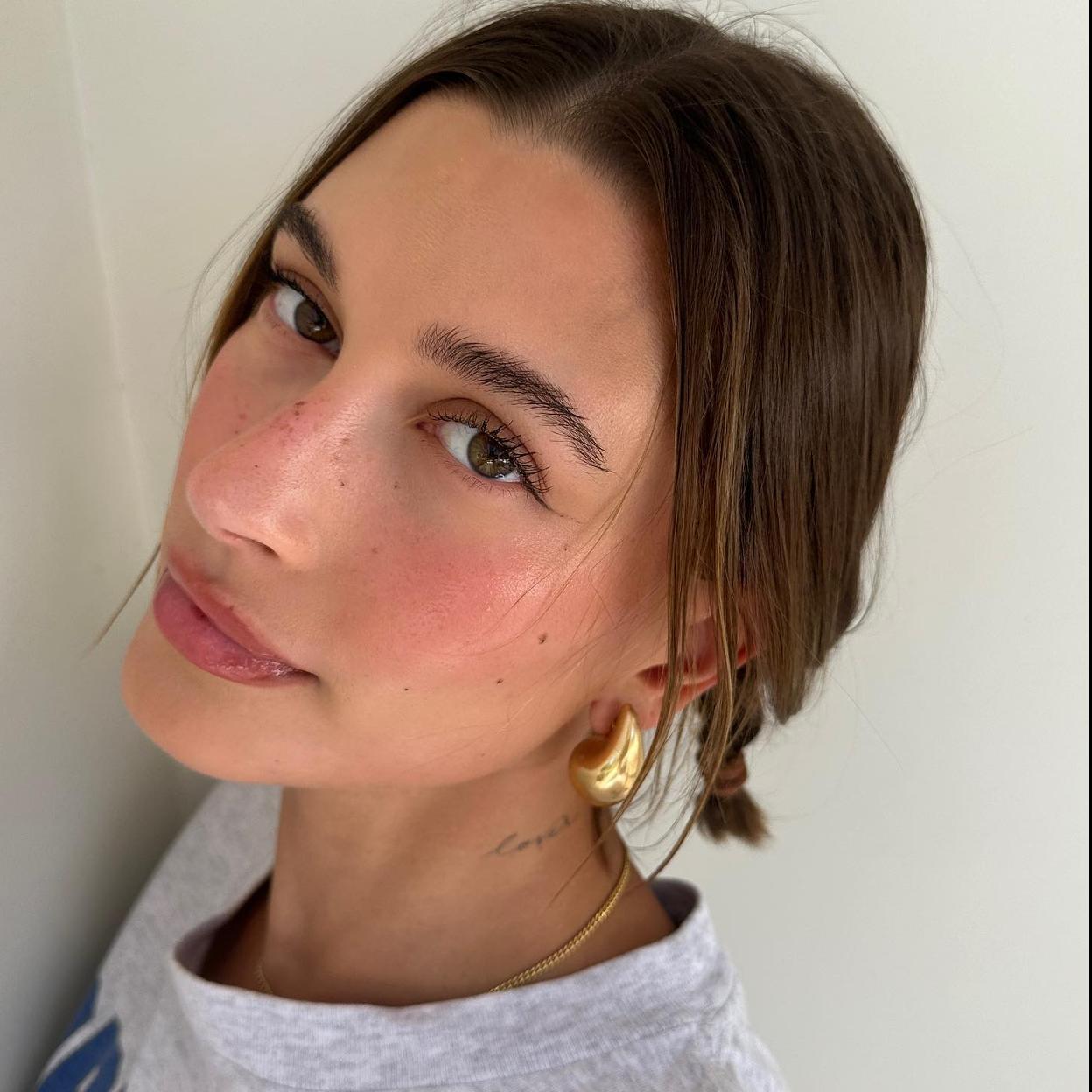 Hailey Bieber con los pendientes tendencia.