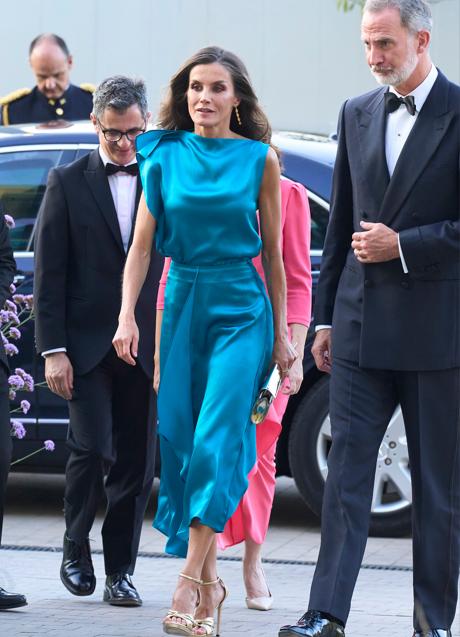 Imagen - La reina Letizia con un conjunto de Maksu. / LIMITED PICTURES